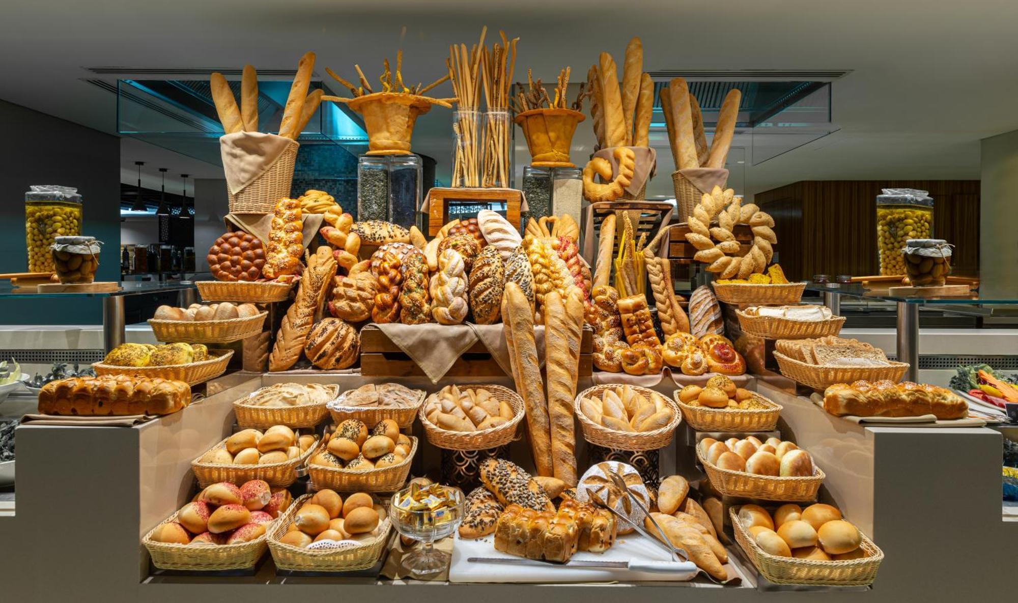 Narcissus Riyadh Hotel & Spa Exterior foto Bread display at a hotel